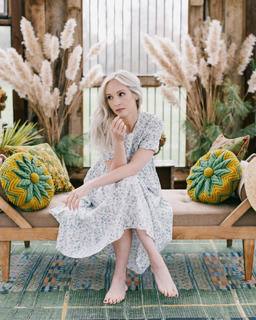 Candice King feet photo thumbnail