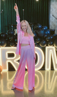 Candice King feet photo thumbnail