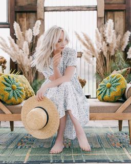 Candice King feet photo thumbnail