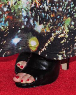 Candice King feet photo thumbnail