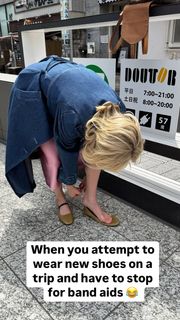 Candice King feet photo thumbnail