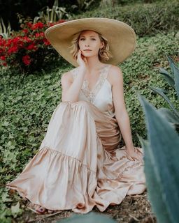 Candice King feet photo thumbnail