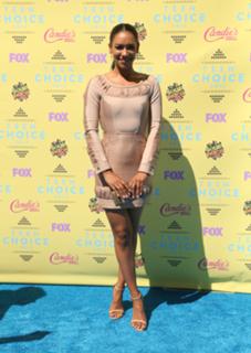 Candice Patton feet photo thumbnail