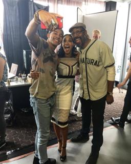 Candice Patton feet photo thumbnail