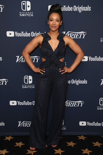 Candice Patton feet photo thumbnail