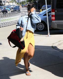 Candice Patton feet photo thumbnail