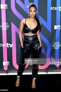 Candice Patton feet photo thumbnail