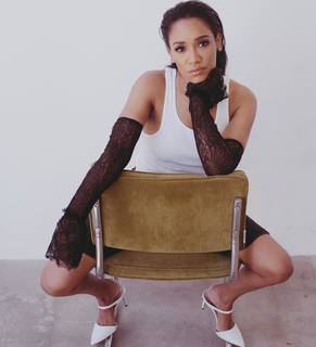 Candice Patton feet photo thumbnail
