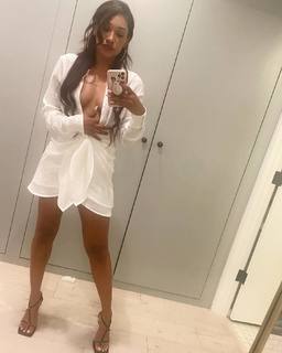 Candice Patton feet photo thumbnail