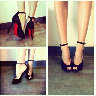 Candice Swanepoel feet photo thumbnail