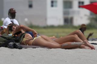 Candice Swanepoel feet photo thumbnail