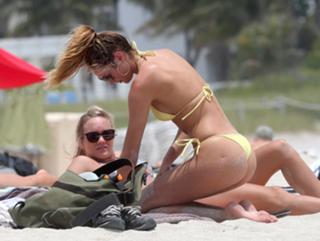 Candice Swanepoel feet photo thumbnail