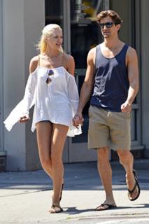 Candice Swanepoel feet photo thumbnail