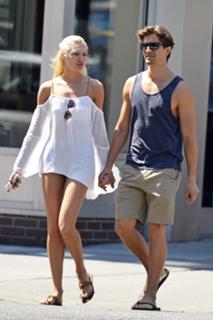Candice Swanepoel feet photo thumbnail