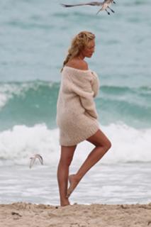 Candice Swanepoel feet photo thumbnail