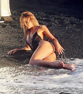 Candice Swanepoel feet photo thumbnail