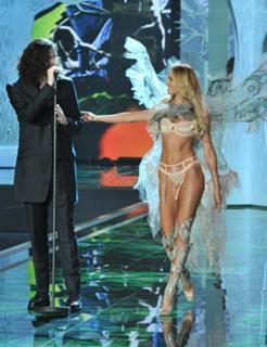 Candice Swanepoel feet photo thumbnail