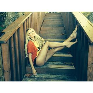 Candice Swanepoel feet photo thumbnail