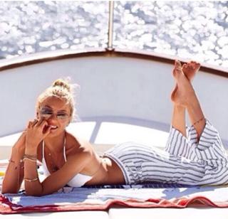 Candice Swanepoel feet photo thumbnail