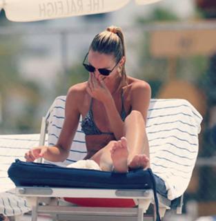 Candice Swanepoel feet photo thumbnail