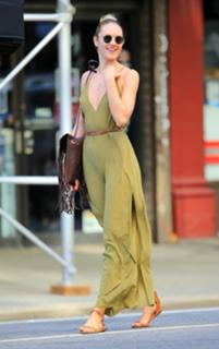 Candice Swanepoel feet photo thumbnail