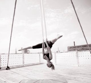 Candice Swanepoel feet photo thumbnail