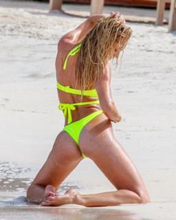 Candice Swanepoel feet photo thumbnail