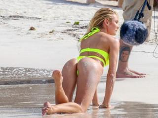 Candice Swanepoel feet photo thumbnail