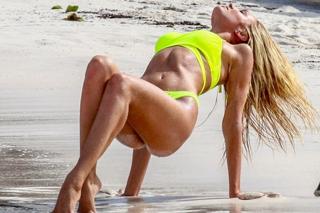 Candice Swanepoel feet photo thumbnail