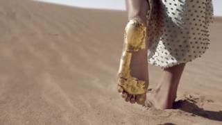 Candice Swanepoel feet photo thumbnail