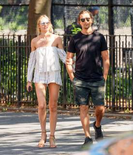 Candice Swanepoel feet photo thumbnail