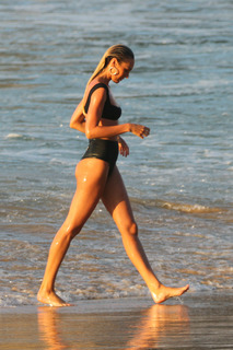 Candice Swanepoel feet photo thumbnail