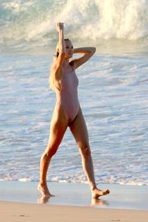 Candice Swanepoel feet photo thumbnail