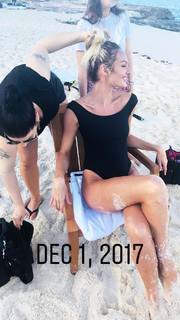 Candice Swanepoel feet photo thumbnail