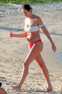 Candice Swanepoel feet photo thumbnail