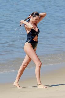 Candice Swanepoel feet photo thumbnail