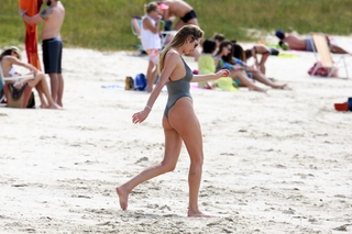 Candice Swanepoel feet photo thumbnail