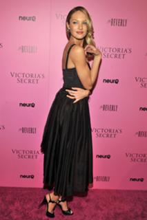 Candice Swanepoel feet photo thumbnail