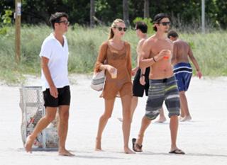 Candice Swanepoel feet photo thumbnail