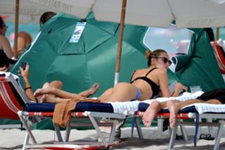 Candice Swanepoel feet photo thumbnail