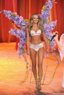 Candice Swanepoel feet photo thumbnail