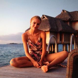 Candice Swanepoel feet photo thumbnail