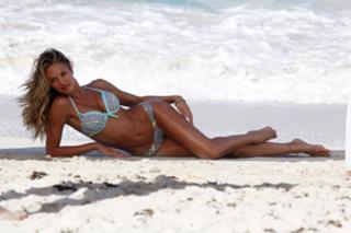 Candice Swanepoel feet photo thumbnail