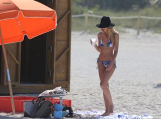 Candice Swanepoel feet photo thumbnail