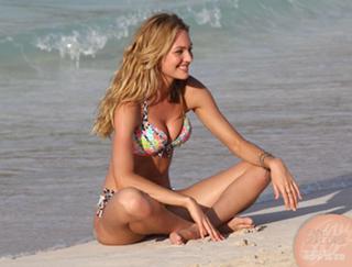 Candice Swanepoel feet photo thumbnail