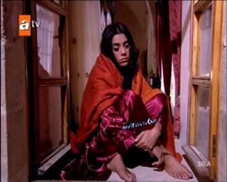 Cansu Dere feet photo thumbnail