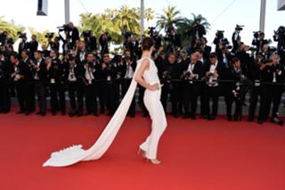 Cansu Dere feet photo thumbnail