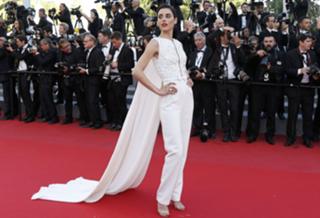 Cansu Dere feet photo thumbnail