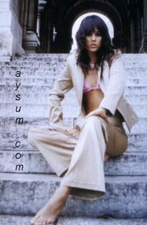 Cansu Dere feet photo thumbnail