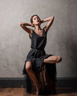 Cansu Dere feet photo thumbnail
